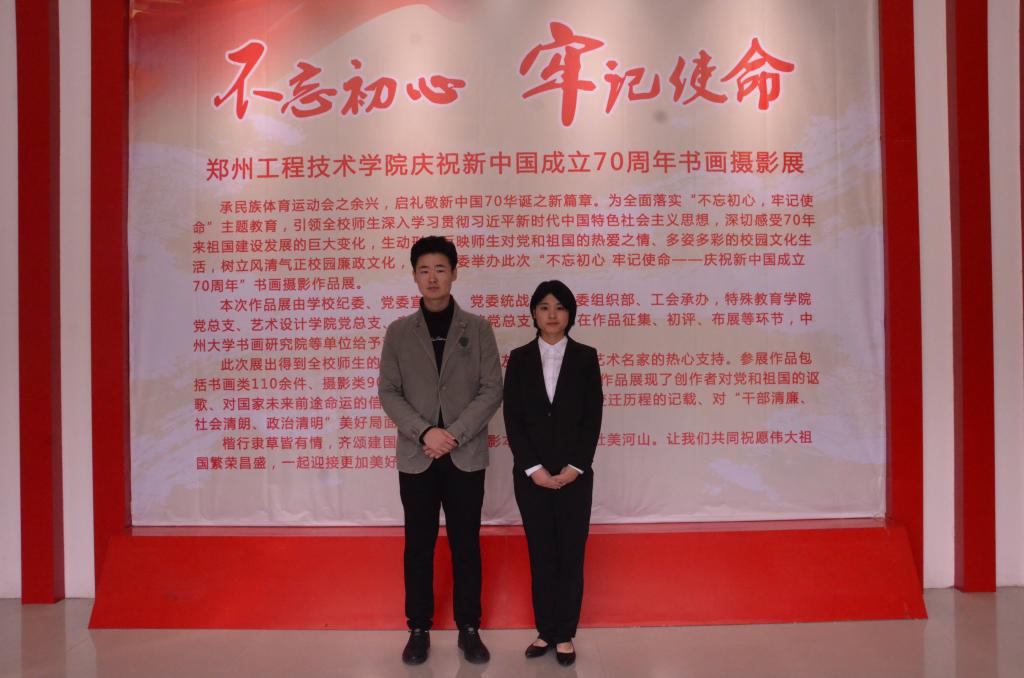谈球吧志愿服务讲解员合影