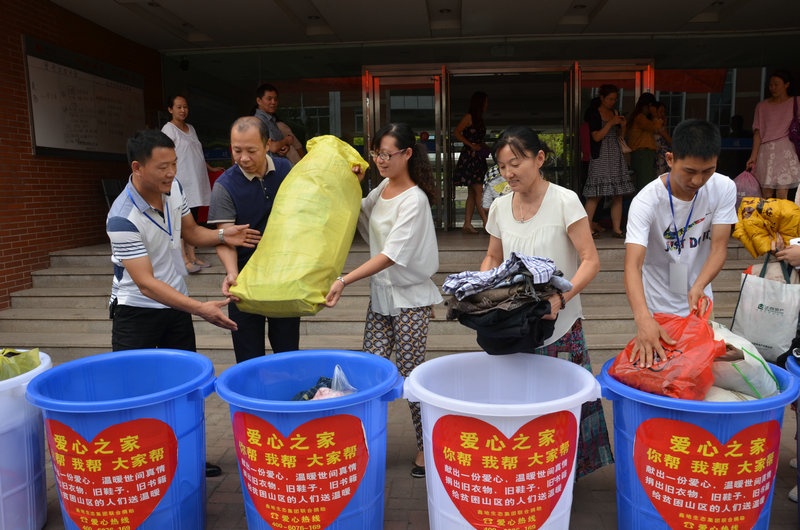公司领导及师生积极参加捐赠活动