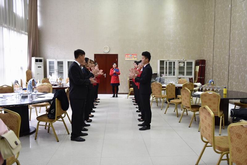 谈球吧丁明华老师《餐饮服务技能》课比赛中