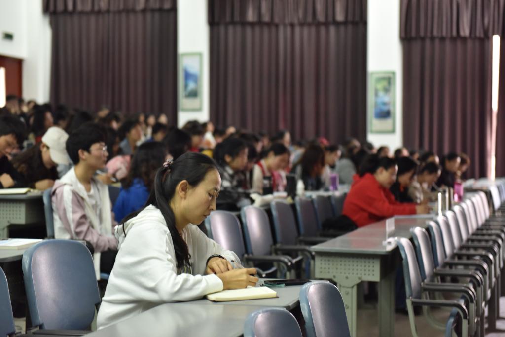 谈球吧师生认真听讲