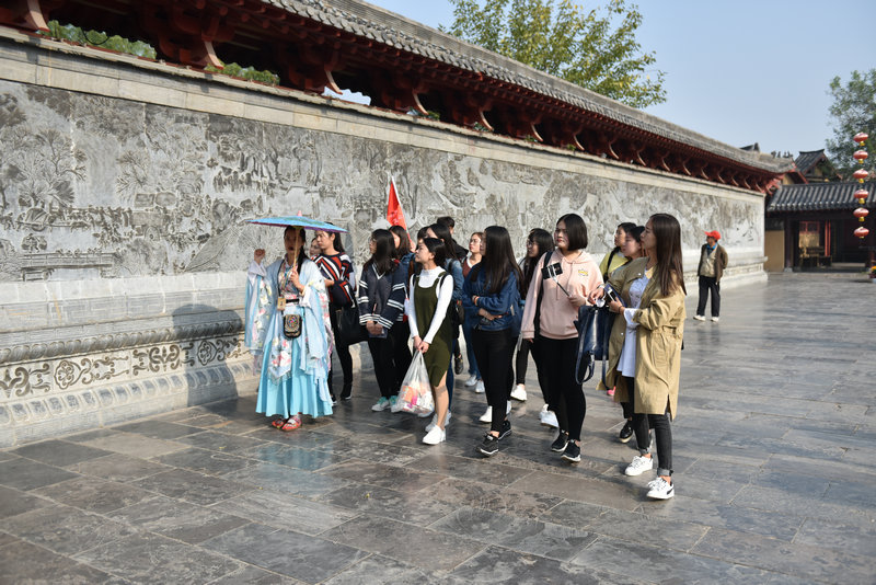 实习员工认真听景区导游讲解