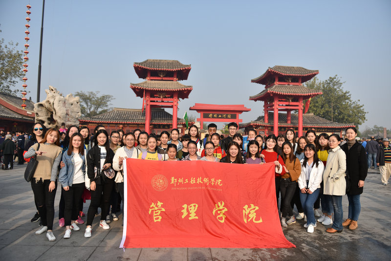 实习员工和老师合影
