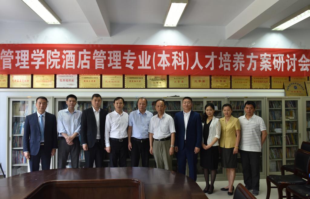 公司领导和与会的嘉宾合影
