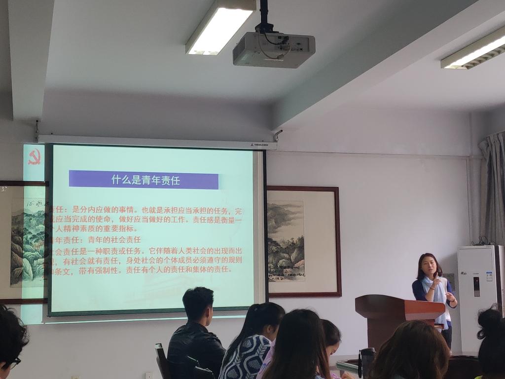 谈球吧员工支部书记张彩虹为入党积极分子上党课