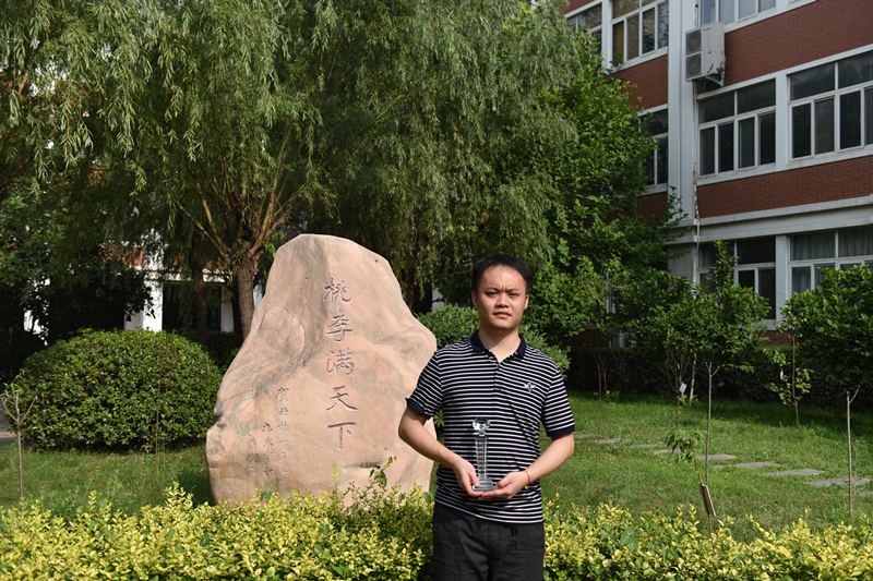 韩旭啸,男,汉族,团员,2015年入谈球吧会计与统计核算班就读,性格开朗,待人热情,学习认真。在校期间,获得了专业奖学金、三好员工、优秀员工干部等荣誉称号;取得了英语四级证书、计算机二级证书、会计初级证等,也积极参加学校活动和校外实践工作,获得老师、同学们赞赏。在学校第二次综合能力测试中获得铜奖,奖金5000元。
